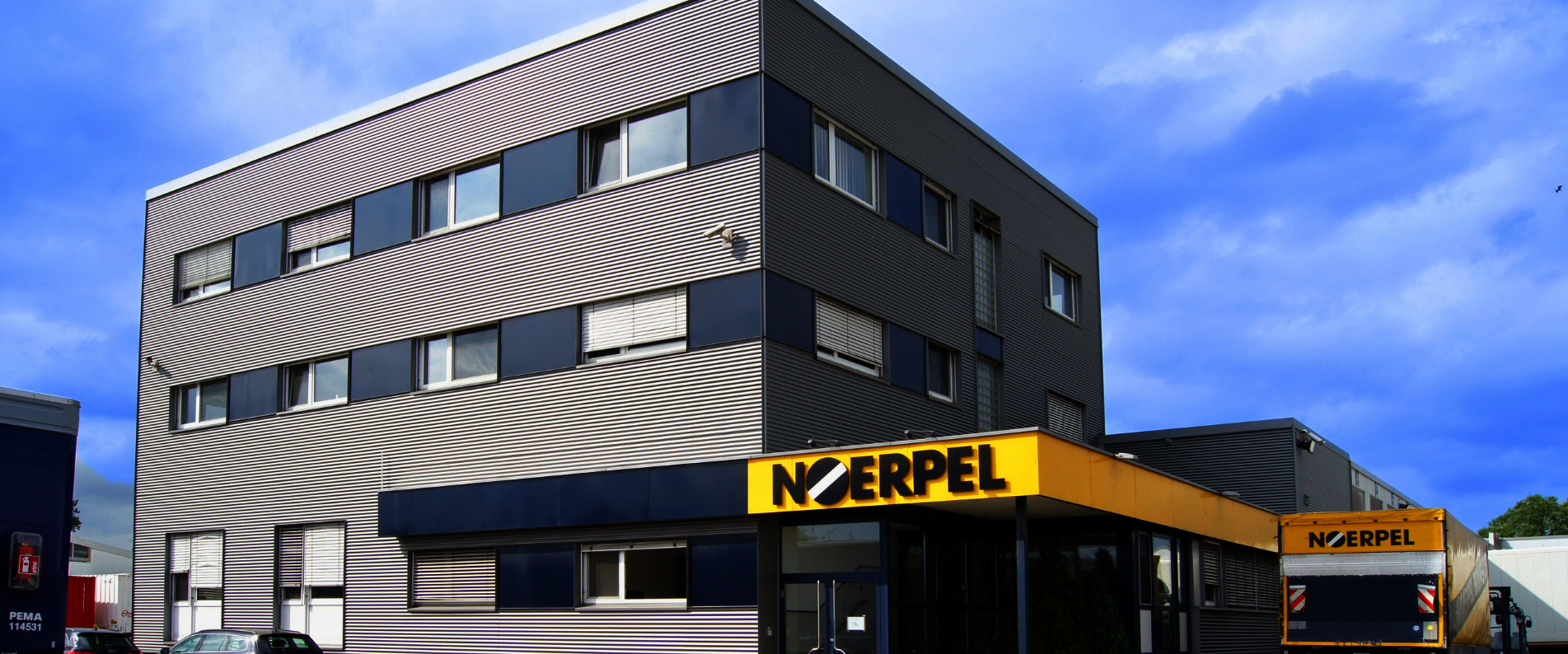 Bürogebäude mit Noerpel Logo Hamburg