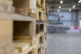 Paletten in einer Lagerhalle