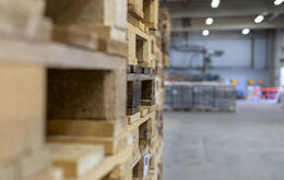 Paletten in einer Lagerhalle