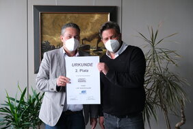 Michael Braun und Christian Braun, beide Niederlassungsleiter bei Lebert-Noerpel GmbH & Co. KG, Kempten mit der Urkunde für Platz 2 beim IDS Qualitäts-Ranking 2020