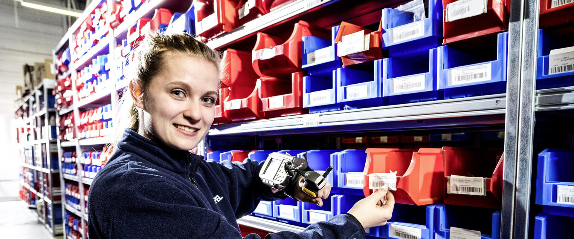 Mitarbeiterin in der Halle