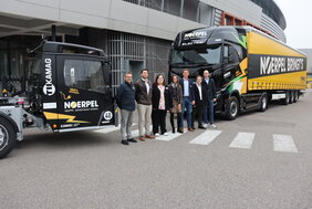 Gruppenfoto E-LKW und E-Rangierfahrzeuge