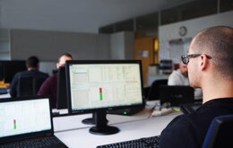 Mitarbeiter am Bildschirm mit Speditionssoftware